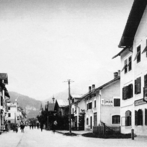 ca. 1915, re. Gasthaus Rose, Büchsenmacher A. Toman, Bäckerei Eder, Gerstner, Brau AG, li. KH Schwingshackl, Blattl Haus