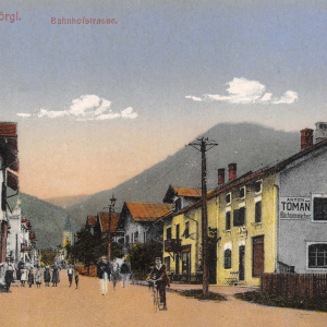 ca. 1915, re. Gasthaus Rose, Büchsenmacher A. Toman, Bäckerei Eder, Gerstner, Brau AG, li. KH Schwingshackl, Blattl Haus