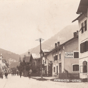 ca. 1915, re. Gasthaus Rose, Büchsenmacher A. Toman, Bäckerei Eder, Gerstner, Brau AG, li. KH Schwingshackl, Blattl Haus