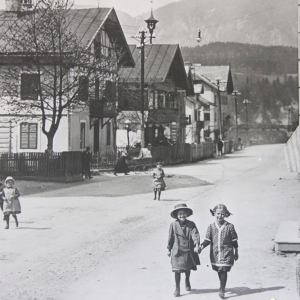 Ca. 1911, Bahnhofstraße gegen Norden, die Schwestern Gretl und Olga Häupl neben dem Gasthof Wörglerhof, gegenüber Thaler-, Neuschmied-Haus, Brauerei-Verwaltung, Barkowsky-, Gerstner-, Tomann-Haus, Gasthof Rose