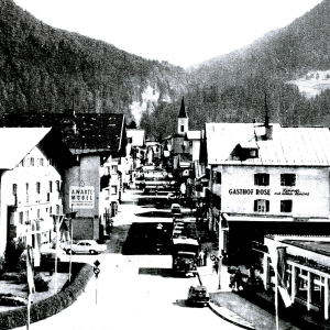 Bahnhofstraße mit GH Rose, A.Wastl Möbel Reklame, v. r. Steinadler