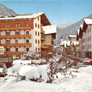 Bahnhofstraße mit Ankündigung Steinadler, re. GH Rose und Möbel Osl