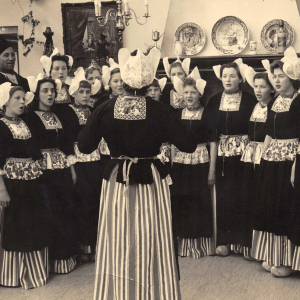 Haselsteinerchor in Holland, l. das Kainzner Trio mit Hugo Kainzner, Emil Kainzner, Franz Buttinger, 1.l. Barthelt Waltraut, 3.l. Hannelore Fischer, 6.v.l.Blattl Erna, 6.v.r. Höger Anni, 4.v.r. Schwöllenbach Herta, 3.v.r. Krismer Helga, 2.v.r. Bloder Claudia, 1.r. Fichtner Helga