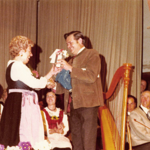 25. Jubiläum Haselsteinerchor im Astnersaal, Sepp Landmann, Volksschullehrer und mit Herma Gründer des Tiroler Volksmusikvereins. 1.v.l. Schwöllenbach Herta, 3.v.l. Wimpissinger Gerda,