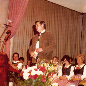 25. Jubiläum Haselsteinerchor im Astnersaal, r. Wimpissinger Gerda, 2.v.r. Herma, 3.v.r. Schwöllenbach Herta, vorne Sepp Landmann, Volksschullehrer und mit Herma Gründer des Tiroler Volksmusikvereins