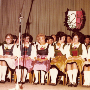 25. Jubiläum Haselsteinerchor im Astnersaal, in der Mitte Herma, 2.v.l. Schrattenthaler Elfriede, 3.v.l. Schwöllenbach Herta, 1.v.r. Gaim Waltraud, 2.v.r. Loinger Barbara, 3.v.r. Wimpissinger Gerda