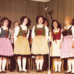 25. Jubiläum Haselsteinerchor im Astnersaal,  r. Herma, 2.v.r. Gaim Waltraud, Mitte hinten Buttinger Franz mit der Harmonika, 1.v.l. Loinger Elsa, 3.v.l. Schwöllenbach Herta,