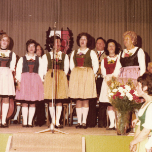 25. Jubiläum Haselsteinerchor im Astnersaal,  r. Herma, 2.v.r. Gaim Waltraud, Mitte hinten Buttinger Franz mit der Harmonika, 1.v.l. Loinger Elsa, 3.v.l. Schwöllenbach Herta,