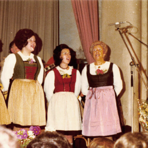 25. Jubiläum Haselsteinerchor im Astnersaal, von links nach rechts, Loinger Elsa, Schwöllenbach Herta, Wimpissinger Gerda, Loinger Barbara, Gaim Wltraud, Herma, 