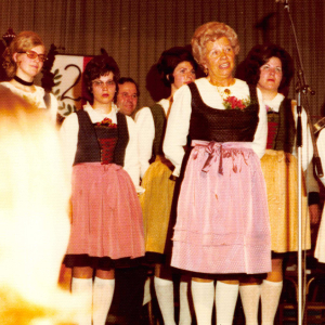 25. Jubiläum Haselsteinerchor im Astnersaal, Herma vorneweg, hinten Buttinger Franz mit der Harmonika, 1.v.l. Schrattenthaler Elfriede, 2.v.l. Schwöllenbach Herta, 3.v.l. Wimpissinger Gerda, r. Loinger Barbara