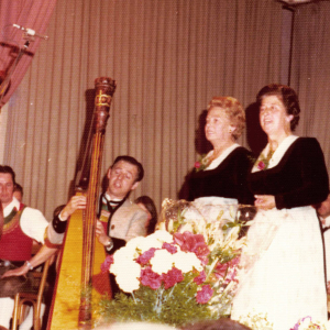 25. Jubiläum Haselsteinerchor im Astnersaal, l. Herma, h.r. Wimpissinger Gerda