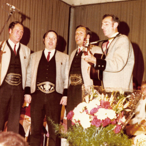 25. Jubiläum Haselsteinerchor im Astnersaal, Tuxer Buam, hinten Loinger Barbara, Gaim Waltraud