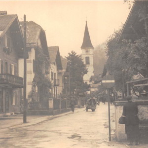 Josef-Speckbacher-Straße, links die Drechslerei Riedmann, Lederhandlung Franz Pitzinger und Sattlerei Mayer