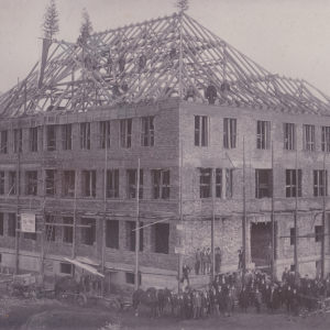Hauptschule im Bau 1927, es wehen Fahnen und Firstbäume