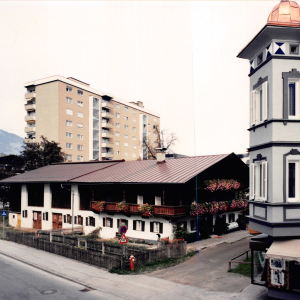 Spieglbauer in der Bahnhofstraße, dahinter Stadtgemeinde