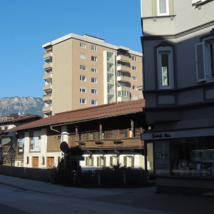 foto Christoph Ascher, Spieglbauer in der Bahnhofstraße, dahinter Stadtgemeinde