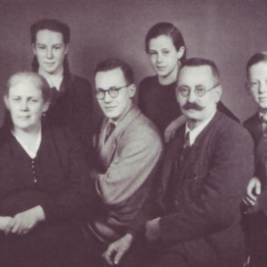 Familie Zangerl Anfang der 1940er Jahre (v.l.): Ferdinand, Mutter Maria, Martha, Josef, Maria, Vater Josef, Johann