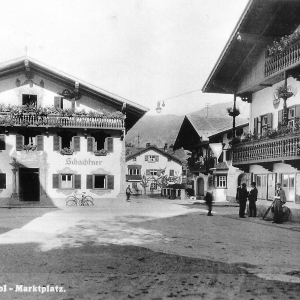 Raiffeisenkasse, Gemeindeamt und Gendarmerie im Marktgemeinde-Amt, links GH Schachtner, Schachtnerstraße mit KH Gollner und Kaminkehrer Anker - Haus