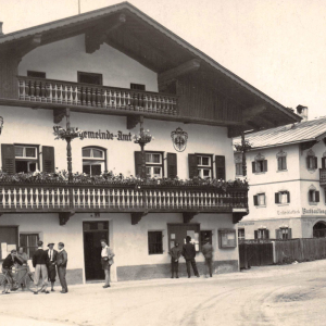 Raiffeisenkasse, Gemeindeamt und Gendarmerie im Marktgemeinde-Amt, rechts Buchhandlung Ascher