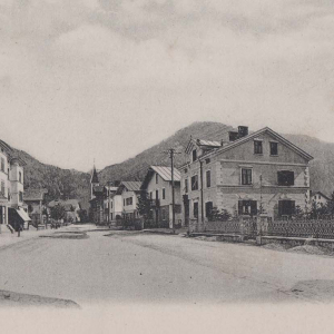 ca. 1930 Bahnhofstraße mit der Stadtapotheke