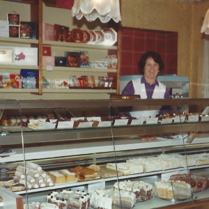 Frau Erna Moser hinter der gut gefüllten Vitrine, ca. 1970