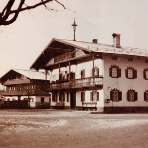 Bauernhaus *Unterer Metzger* auch Gollner und Klinglerhaus, dahinter beim Wagner, um 1930