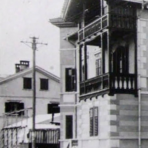 ca. 1940, Stadtapotheke mit Zelt von Soldaten im Garten