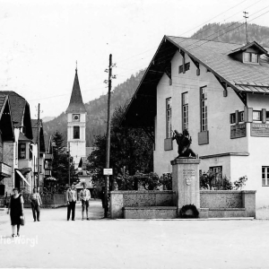 ca. 1933, Volksbad und Fleischerei, davor das Kriegerdenkmal