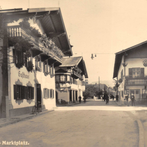 Raiffeisenkasse, Gemeindeamt und Gendarmerie im Marktgemeinde-Amt, links GH Schachtner und KH Gollner 