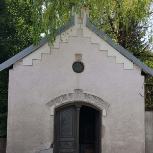 Dalln-Kapelle, in der Wildschönauer Straße wurde nach der Baubewilligung des Salzburger Konsistoriums 1889/90 erbaut. Angeregt und geplant wurde der Bau dieser Lourdeskapelle vom Wörgler Krippenbauer Johann Seisl (1861-1933), neben dessen Haus sie auch errichtet wurde.