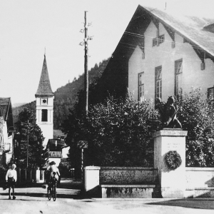 ca. 1944, Tonkino Fürbass, davor das Kriegerdenkmal