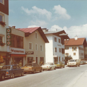 Cafe Konditorei Moser mit Blick in die Bahnhofstraße