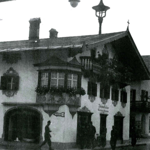 ca. 1937, Kaufhaus und Drogerie Johann Gollner, Salzburger Straße 14 u. 30