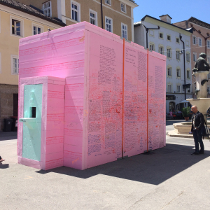 *Zelle* Außenansicht, 2014, ist als "temporäre Intervention im urbanen Raum in der Stadt Salzburg" am Kajetanerplatz zu sehen