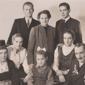 Tanzlhof, Töchter Berta, Klara, Anna, Lisi und Sohn Peter, Mutter Margarethe und Vater Peter