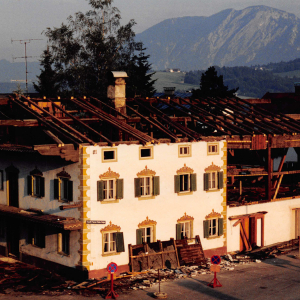 Abriss des Bauernhaus *Unterer Metzger* auch Gollner und Klinglerhaus, jetzt Bank Austria