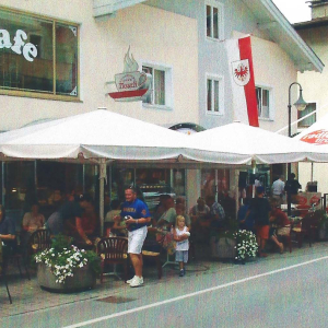 Beliebter Treff vorm Lokal in der Bahnhofstraße. Man hatte aber auch alles im Blick.