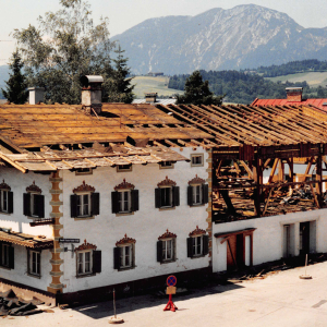 Abriss des Bauernhaus *Unterer Metzger* auch Gollner und Klinglerhaus, jetzt Bank Austria