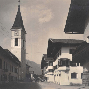 Salzburger Stra&szlig;e mit re. KH Johann Gollner und li. Marktgemeinde Amt