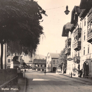 ca. 1909, früher Kirchplatz, jetzt Andreas Hofer Platz, re. GH Alte Post, dahinter Gollner und Bäckerei Mitterer