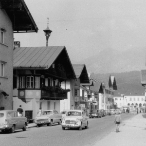 Links Malerei Ladstätter, hinten der Bahnhof, rechts Cafe - Konditorei Fischer, Kanzleigebäude und Bäckerei Eder