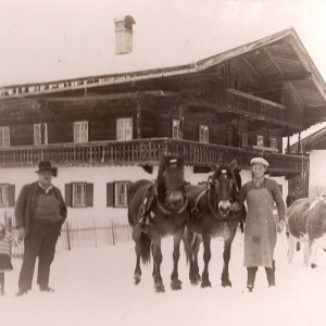 Der Karglhof mit Zuhaus und davor der stolze Besitzer mit Knecht Josef Spitzenstätter, Pferden und Rind