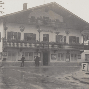 Anstelle des Bauernhofes wurde das Marktgemeindehaus gebaut, mit Raiffeisenkasse und Gendamerie