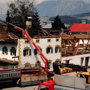 Abriss des Bauernhaus *Unterer Metzger* auch Gollner und Klinglerhaus, jetzt Bank Austria