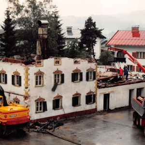 Abriss des Bauernhaus *Unterer Metzger* auch Gollner und Klinglerhaus, jetzt Bank Austria