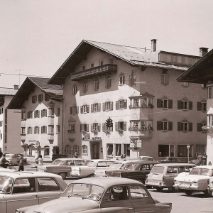 Hauptplatz mit Pfarrkirche, Alte Post, Zangerl, GH Schachtner und Johann Gollner