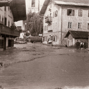 Links Dampfbäckerei Mitterer beim Hochwasser 1946, rechts GH Volland, davor Eisen u. Farbwaren Fritsche