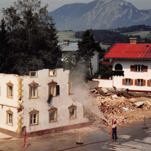 Abriss des Bauernhaus *Unterer Metzger* auch Gollner und Klinglerhaus, jetzt Bank Austria