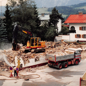 Abriss des Bauernhaus *Unterer Metzger* auch Gollner und Klinglerhaus, jetzt Bank Austria