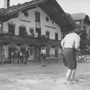 Dampfbäckerei Mitterer beim Hochwasser 1946